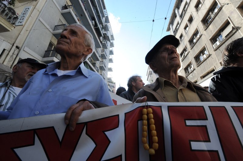 Συγκέντρωση συνταξιούχων έξω από το Υπ. Υγείας -Διαμαρτύρονται για τις περικοπές [εικόνες] | iefimerida.gr 3
