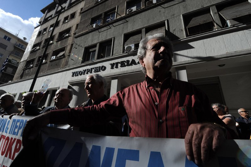Συγκέντρωση συνταξιούχων έξω από το Υπ. Υγείας -Διαμαρτύρονται για τις περικοπές [εικόνες] | iefimerida.gr 4