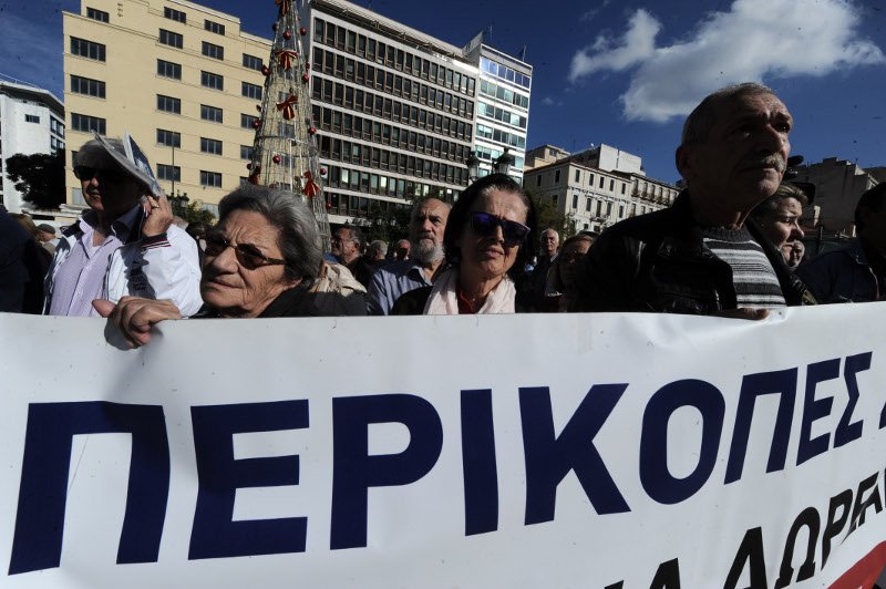Συγκέντρωση συνταξιούχων έξω από το Υπ. Υγείας -Διαμαρτύρονται για τις περικοπές [εικόνες] | iefimerida.gr 5