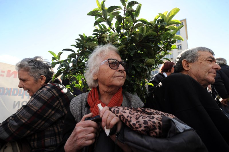 Συγκέντρωση συνταξιούχων έξω από το Υπ. Υγείας -Διαμαρτύρονται για τις περικοπές [εικόνες] | iefimerida.gr 6