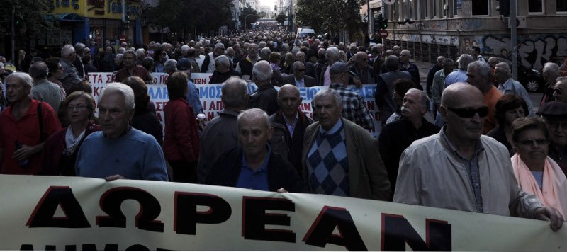 Συγκέντρωση συνταξιούχων έξω από το Υπ. Υγείας -Διαμαρτύρονται για τις περικοπές [εικόνες] | iefimerida.gr 8