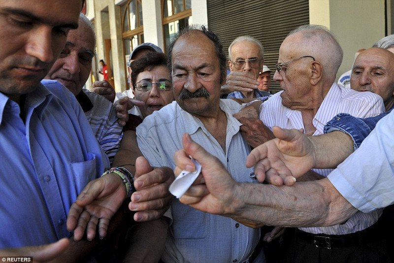 Εικόνες ντροπής και σήμερα στις τράπεζες -Αλαλούμ με τα 120 ευρώ [εικόνες] | iefimerida.gr 1