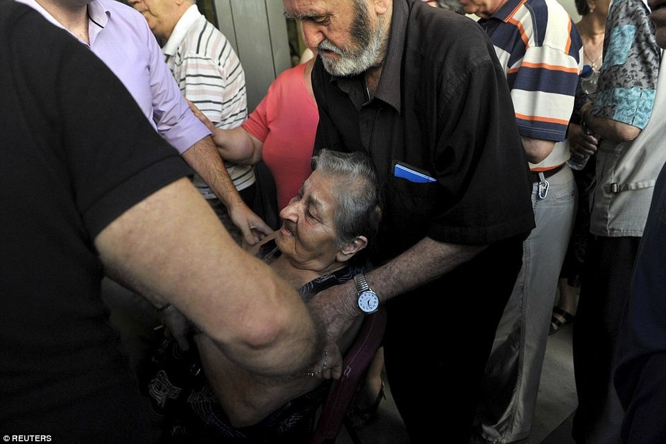 Εικόνες ντροπής και σήμερα στις τράπεζες -Αλαλούμ με τα 120 ευρώ [εικόνες] | iefimerida.gr 2