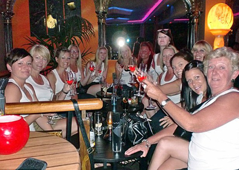 Οι Βρετανοί «βρωμίζουν» το Νότο -Τα αχαλίνωτα όργια συνταξιούχων στην Τενερίφη -Τα μεθύσια και τα ξεφτιλίκια [εικόνες] | iefimerida.gr 9