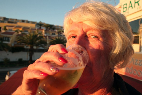 Οι Βρετανοί «βρωμίζουν» το Νότο -Τα αχαλίνωτα όργια συνταξιούχων στην Τενερίφη -Τα μεθύσια και τα ξεφτιλίκια [εικόνες] | iefimerida.gr 10