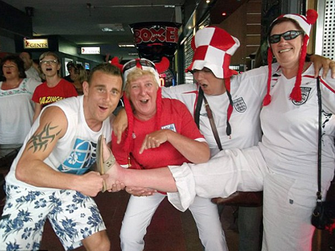 Οι Βρετανοί «βρωμίζουν» το Νότο -Τα αχαλίνωτα όργια συνταξιούχων στην Τενερίφη -Τα μεθύσια και τα ξεφτιλίκια [εικόνες] | iefimerida.gr 5