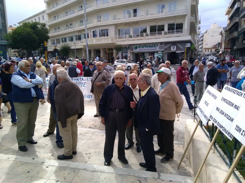 Συνταξιούχοι από όλη την Κρήτη έκαναν πορεία στα Χανιά [εικόνες & βίντεο] | iefimerida.gr 4