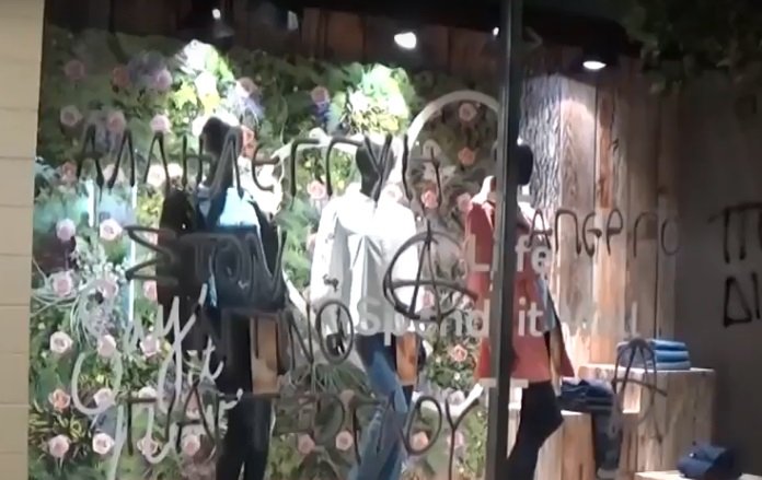  «Χτύπησαν» και στην Πάτρα οι αναρχικοί -Γέμισαν με γκράφιτι καταστήματα, τράπεζες, εκκλησίες [εικόνες] | iefimerida.gr 4