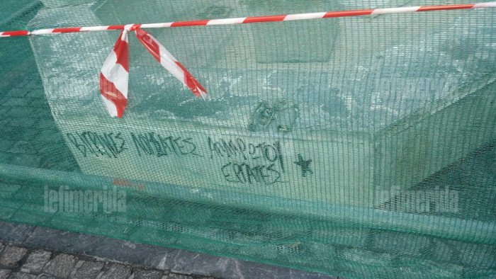 Γυαλίζουν την όψη της Αθήνας -Αφαιρούν τα στρώματα βρωμιάς από τα σιντριβάνια στο Σύνταγμα [εικόνες] | iefimerida.gr 1