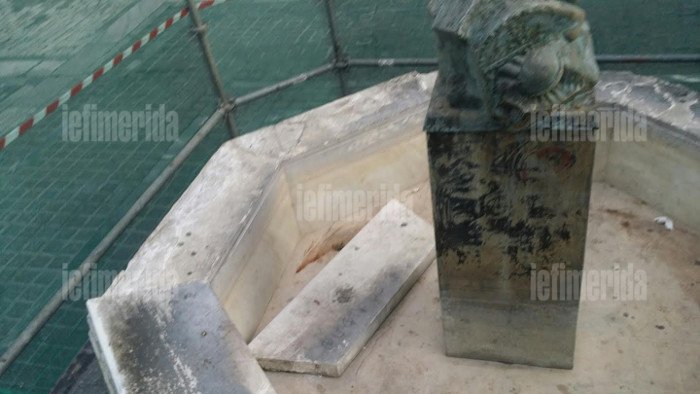 Γυαλίζουν την όψη της Αθήνας -Αφαιρούν τα στρώματα βρωμιάς από τα σιντριβάνια στο Σύνταγμα [εικόνες] | iefimerida.gr 2