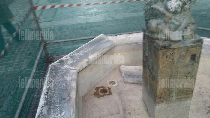 Γυαλίζουν την όψη της Αθήνας -Αφαιρούν τα στρώματα βρωμιάς από τα σιντριβάνια στο Σύνταγμα [εικόνες] | iefimerida.gr 3