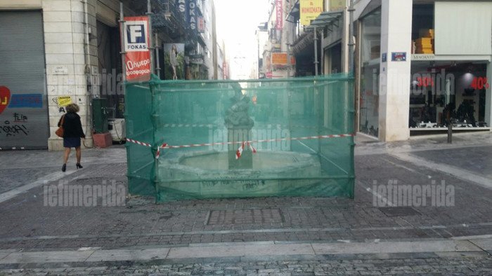 Γυαλίζουν την όψη της Αθήνας -Αφαιρούν τα στρώματα βρωμιάς από τα σιντριβάνια στο Σύνταγμα [εικόνες] | iefimerida.gr 4