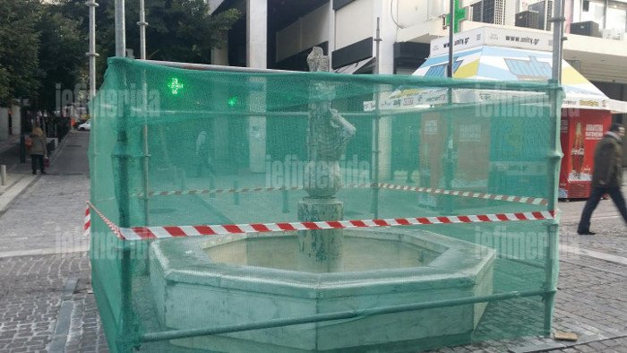 Γυαλίζουν την όψη της Αθήνας -Αφαιρούν τα στρώματα βρωμιάς από τα σιντριβάνια στο Σύνταγμα [εικόνες] | iefimerida.gr 5