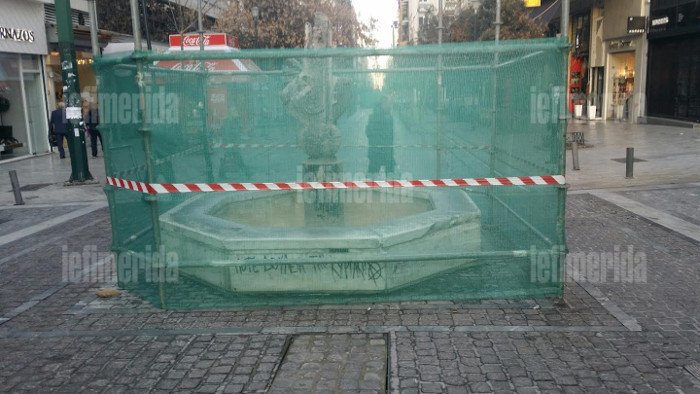 Γυαλίζουν την όψη της Αθήνας -Αφαιρούν τα στρώματα βρωμιάς από τα σιντριβάνια στο Σύνταγμα [εικόνες] | iefimerida.gr 6