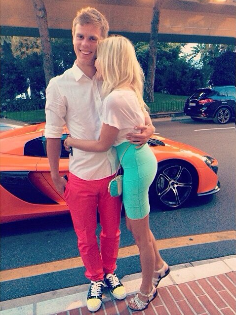 Σάλος στη Ρωσία: Διεθνής ποδοσφαιριστής ποζάρει γυμνός με δύο στρίπερ [εικόνες] | iefimerida.gr 2