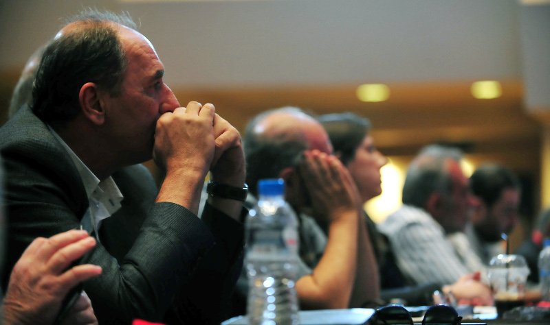 ΚΕ ΣΥΡΙΖΑ: Τα... δολοφονικά βλέμματα και τα φιλιά [εικόνες] | iefimerida.gr 14