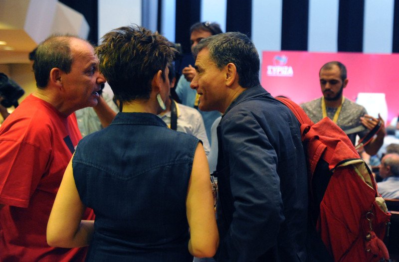 ΚΕ ΣΥΡΙΖΑ: Τα... δολοφονικά βλέμματα και τα φιλιά [εικόνες] | iefimerida.gr 3