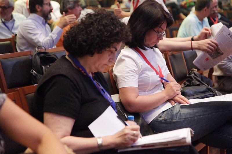 ΚΕ ΣΥΡΙΖΑ: Τα... δολοφονικά βλέμματα και τα φιλιά [εικόνες] | iefimerida.gr 15