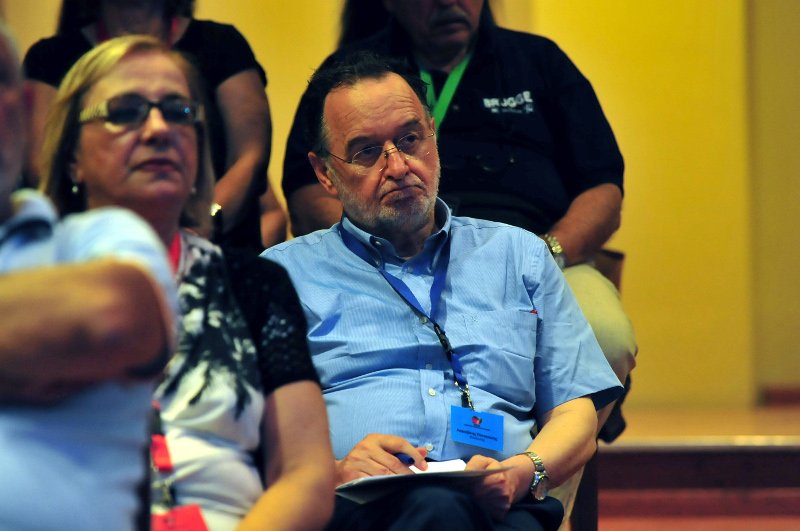 ΚΕ ΣΥΡΙΖΑ: Τα... δολοφονικά βλέμματα και τα φιλιά [εικόνες] | iefimerida.gr 4