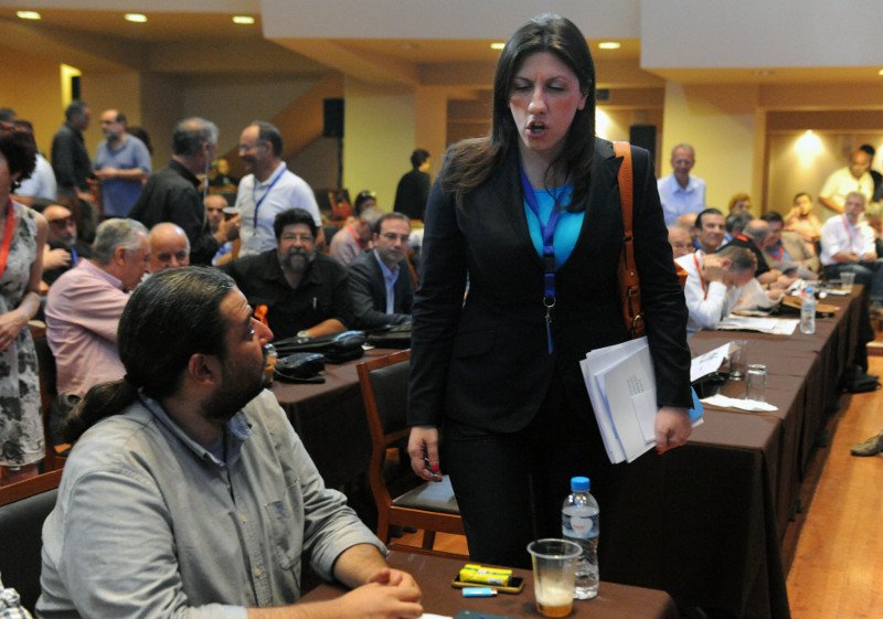 ΚΕ ΣΥΡΙΖΑ: Τα... δολοφονικά βλέμματα και τα φιλιά [εικόνες] | iefimerida.gr 13