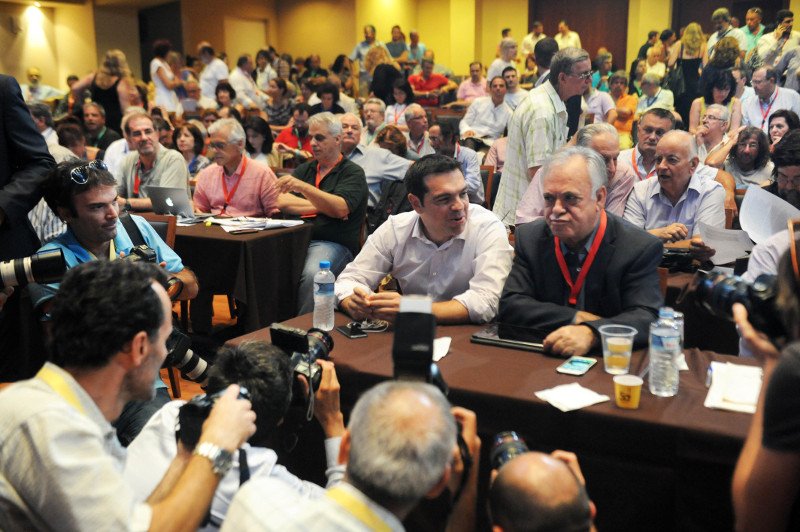 ΚΕ ΣΥΡΙΖΑ: Τα... δολοφονικά βλέμματα και τα φιλιά [εικόνες] | iefimerida.gr 1