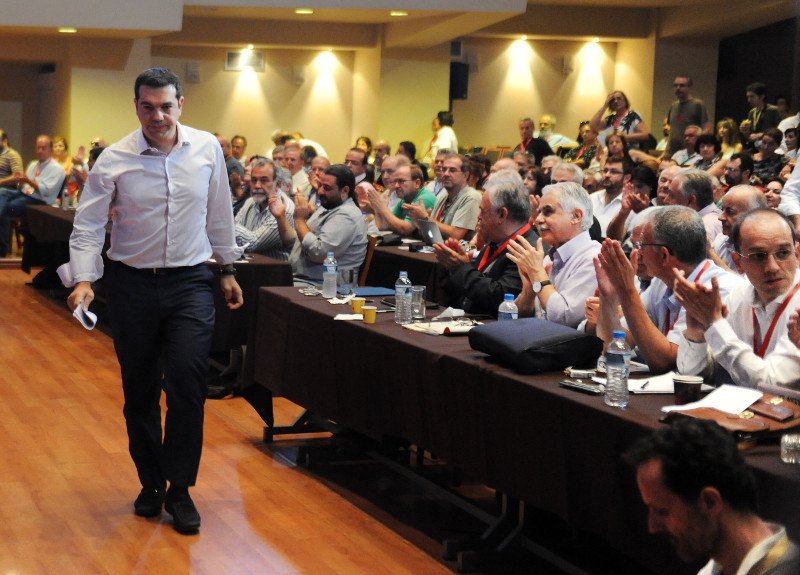 ΚΕ ΣΥΡΙΖΑ: Τα... δολοφονικά βλέμματα και τα φιλιά [εικόνες] | iefimerida.gr 0