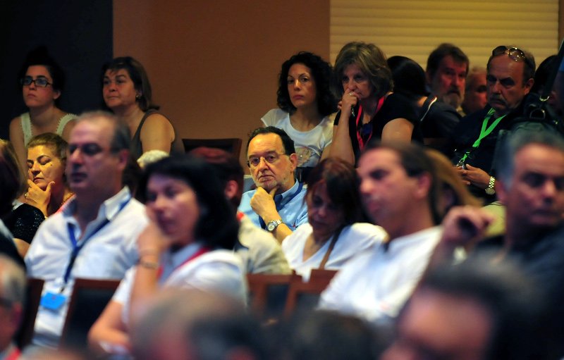 ΚΕ ΣΥΡΙΖΑ: Τα... δολοφονικά βλέμματα και τα φιλιά [εικόνες] | iefimerida.gr 5