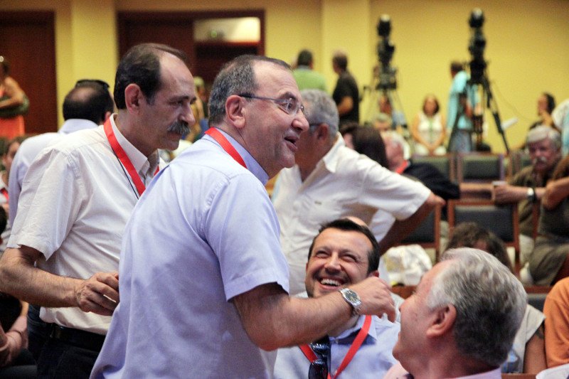 ΚΕ ΣΥΡΙΖΑ: Τα... δολοφονικά βλέμματα και τα φιλιά [εικόνες] | iefimerida.gr 6