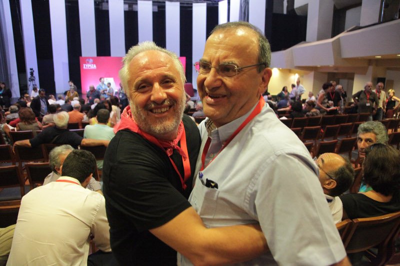 ΚΕ ΣΥΡΙΖΑ: Τα... δολοφονικά βλέμματα και τα φιλιά [εικόνες] | iefimerida.gr 7