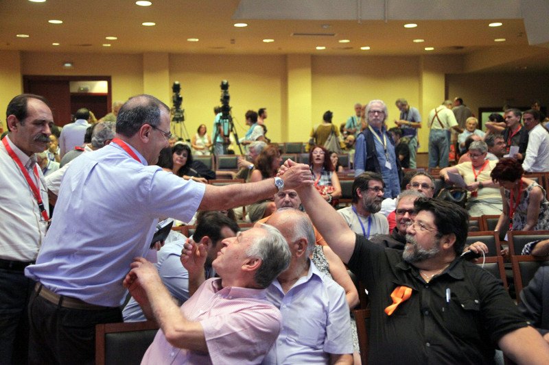 ΚΕ ΣΥΡΙΖΑ: Τα... δολοφονικά βλέμματα και τα φιλιά [εικόνες] | iefimerida.gr 8