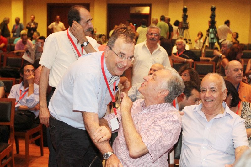 ΚΕ ΣΥΡΙΖΑ: Τα... δολοφονικά βλέμματα και τα φιλιά [εικόνες] | iefimerida.gr 9