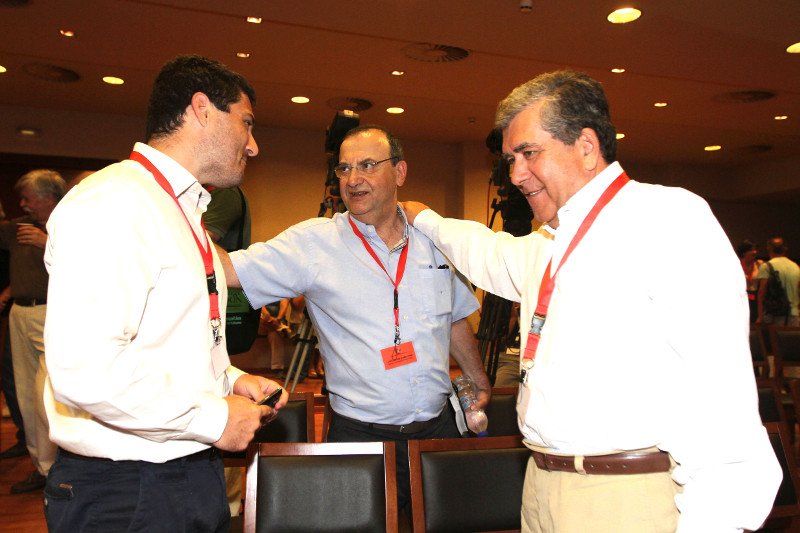 ΚΕ ΣΥΡΙΖΑ: Τα... δολοφονικά βλέμματα και τα φιλιά [εικόνες] | iefimerida.gr 2