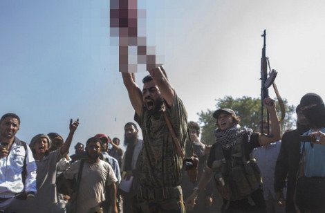 Εικόνες φρίκης από τη Συρία - Αντάρτες σφάζουν οπαδούς του Ασαντ μπροστά στα μάτια μικρών παιδιών [σκληρές εικόνες] | iefimerida.gr 6