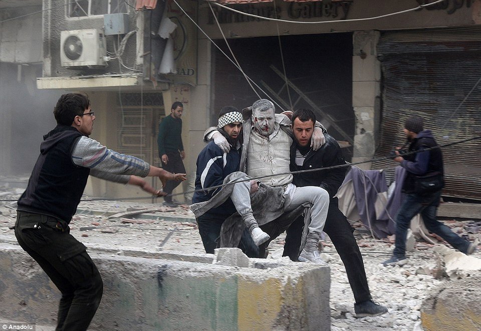 Βομβάρδισαν και σχολείο στη Συρία - 34 νεκροί και πολλά παιδιά στο νοσοκομείο [εικόνες] | iefimerida.gr 4