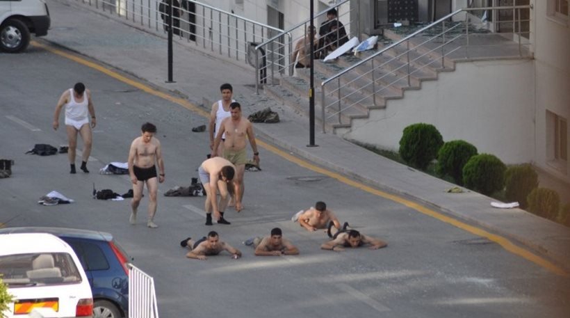 Σκηνές βίας στην Τουρκία -Στοιβάζουν γυμνούς τους πραξικοπηματίες στρατιώτες [εικόνες] | iefimerida.gr 1