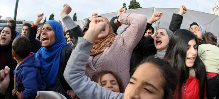 Ενταση και λιποθυμίες στο Σύνταγμα -Οι Σύροι πρόσφυγες αρνούνται να μετακινηθούν [εικόνες] | iefimerida.gr 0