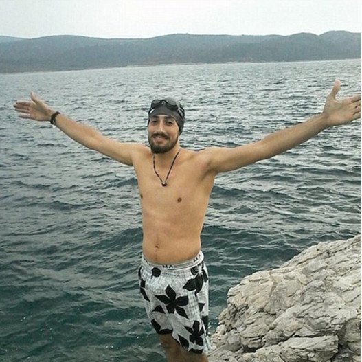 Ο Σύρος που κολύμπησε 7 ώρες από την Τουρκία στην Ελλάδα -Δεν είχε λεφτά, προπονούνταν ένα χρόνο [εικόνες] | iefimerida.gr 0