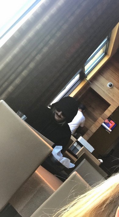 Το απόλυτο viral: Μεταμφιέστηκε σε άντρα και κατασκόπευσε την κολλητή της στο πρώτο ραντεβού [εικόνες] | iefimerida.gr 0