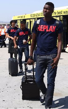 O Ολυμπιακός αναχώρησε για Βελιγράδι με την νέα REPLAY casual ενδυμασία της σεζόν 2017/2018 [εικόνες] | iefimerida.gr 1