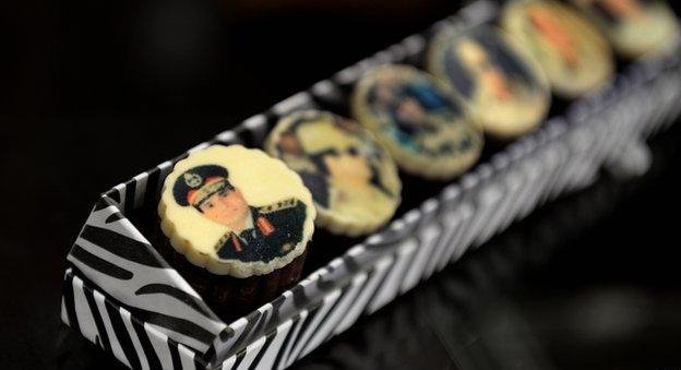 Τρελάθηκαν οι Αιγύπτιοι με τον Σίσι -Εκαναν τον υποψήφιο πρόεδρο μπλουζάκι, άρωμα, σοκολατάκια και σάντουιτς [εικόνες] | iefimerida.gr 1