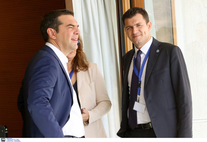 Ο Αλέξης Τσίπρας περιμένει την άφιξη των υψηλών προσκεκλημένων του- φωτογραφία intimenews