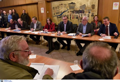 Σε εξέλιξη η συνάντηση με τους αγρότες στο υπ. Αγροτικής Ανάπτυξης -Τι ζητούν | iefimerida.gr 1