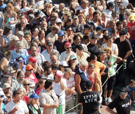 Τα συσσίτια του μίσους, με πολύ κόσμο, στα γραφεία της Χρυσής Αυγής [εικόνες & βίντεο] | iefimerida.gr 1