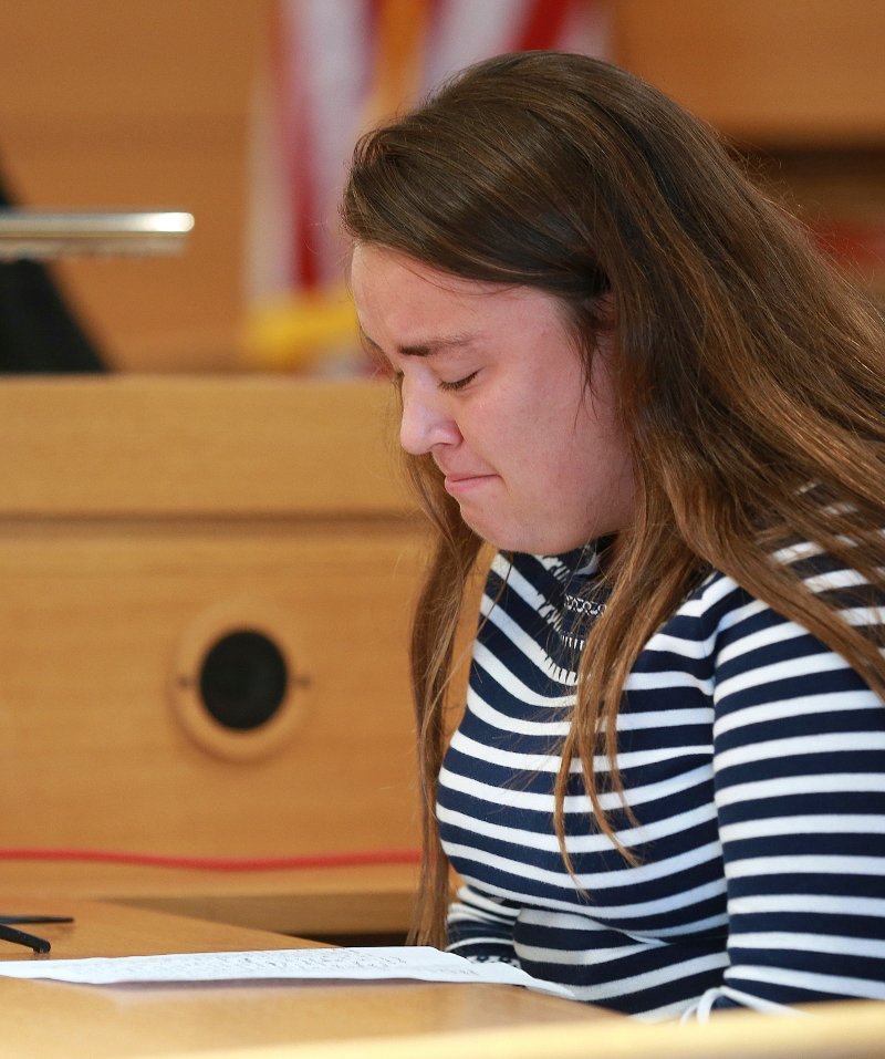 Δυόμισι χρόνια φυλακή σε νεαρή που «έσπρωξε» με sms τον φίλο της σε αυτοκτονία [εικόνες]  | iefimerida.gr 2