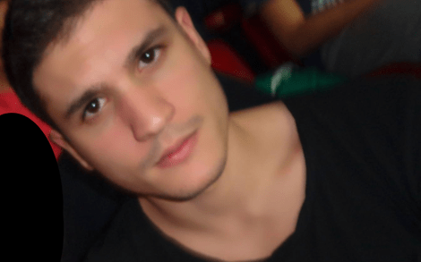 Ποιος είναι ο όμορφος νεαρός που μας μιλά για την... πρώτη του φορά στο σποτ του Ποταμιού [εικόνες & βίντεο] | iefimerida.gr 0