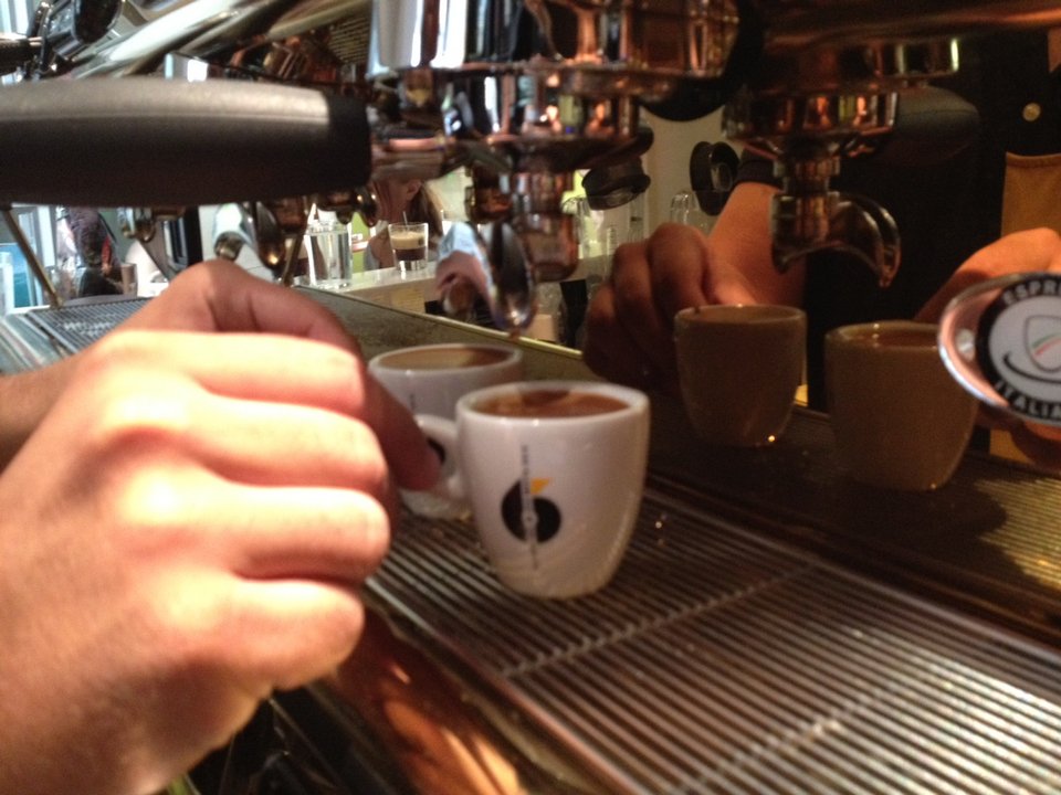 Six: To απρόσμενο καφέ με τις υπέροχες γεύσεις στην Ερμού, που έγινε το αγαπημένο στέκι των καλλιτεχνών, όλη την ημέρα [εικόνες] | iefimerida.gr 1