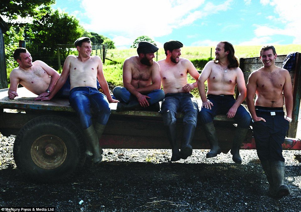 Το πιο πρωτότυπο ημερολόγιο του 2015 -Σέξι ημίγυμνοι αγρότες στους αγρούς αγκαλιά με τα ζώα τους [εικόνες] | iefimerida.gr 8