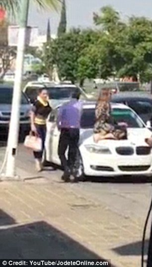 Επιασε τον άνδρα της με άλλη στο αυτοκίνητο –Κάθισε στο καπό και φώναζε μέχρι να φύγει η ερωμένη [βίντεο] | iefimerida.gr 0