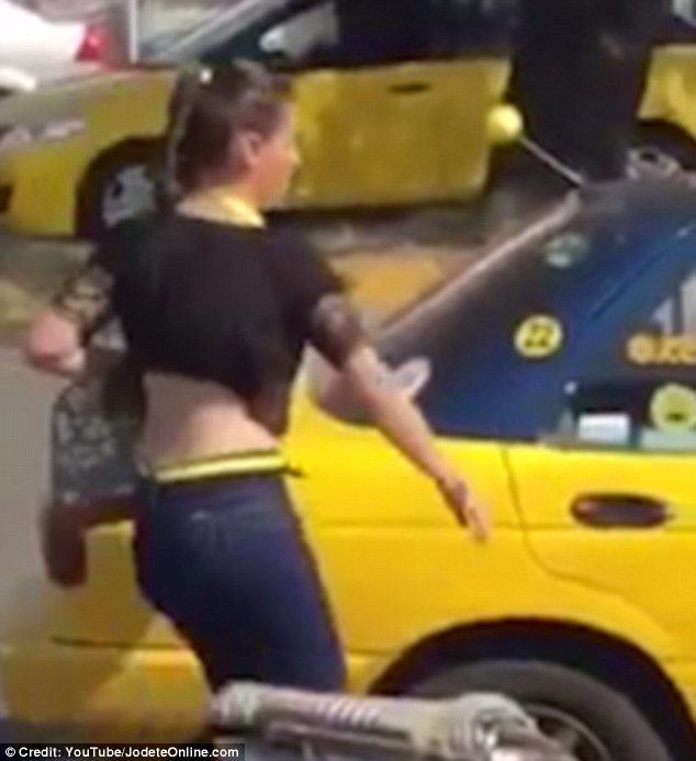 Επιασε τον άνδρα της με άλλη στο αυτοκίνητο –Κάθισε στο καπό και φώναζε μέχρι να φύγει η ερωμένη [βίντεο] | iefimerida.gr 1