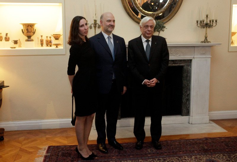 Με την κατά 23 χρόνια μικρότερη σύζυγό του στο Προεδρικό Μέγαρο ο Πιερ Μοσκοβισί -Πόζες με νάζι και γαλλική φινέτσα [εικόνες] | iefimerida.gr 0